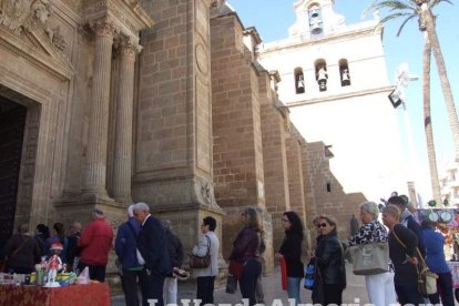Tradicional besapiés al Señor Cautivo de Medinaceli en la Catedral de Almería. Fotos: JA Barrios.