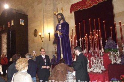 Tradicional besapiés al Señor Cautivo de Medinaceli en la Catedral de Almería. Fotos: JA Barrios.