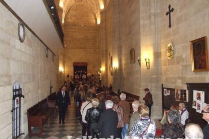 Tradicional besapiés al Señor Cautivo de Medinaceli en la Catedral de Almería. Fotos: JA Barrios.