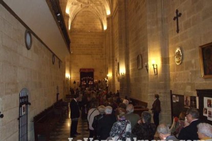 Tradicional besapiés al Señor Cautivo de Medinaceli en la Catedral de Almería. Fotos: JA Barrios.