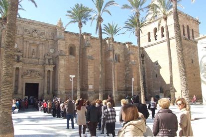 Tradicional besapiés al Señor Cautivo de Medinaceli en la Catedral de Almería. Fotos: JA Barrios.