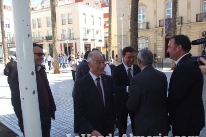Tradicional besapiés al Señor Cautivo de Medinaceli en la Catedral de Almería. Fotos: JA Barrios.