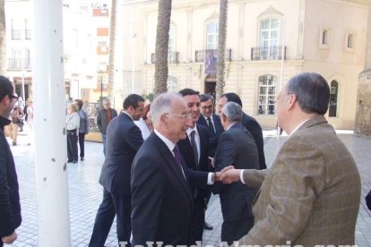Tradicional besapiés al Señor Cautivo de Medinaceli en la Catedral de Almería. Fotos: JA Barrios.