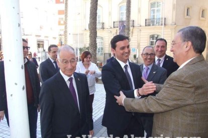 Tradicional besapiés al Señor Cautivo de Medinaceli en la Catedral de Almería. Fotos: JA Barrios.