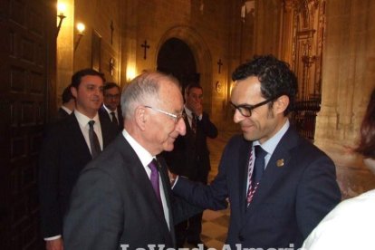 Tradicional besapiés al Señor Cautivo de Medinaceli en la Catedral de Almería. Fotos: JA Barrios.