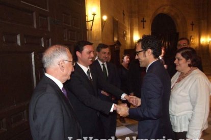 Tradicional besapiés al Señor Cautivo de Medinaceli en la Catedral de Almería. Fotos: JA Barrios.