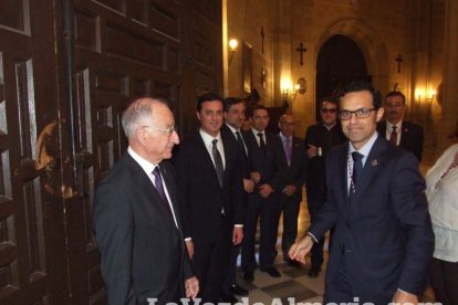 Tradicional besapiés al Señor Cautivo de Medinaceli en la Catedral de Almería. Fotos: JA Barrios.