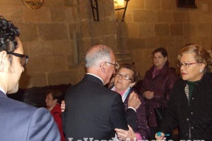 Tradicional besapiés al Señor Cautivo de Medinaceli en la Catedral de Almería. Fotos: JA Barrios.