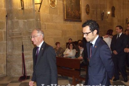 Tradicional besapiés al Señor Cautivo de Medinaceli en la Catedral de Almería. Fotos: JA Barrios.