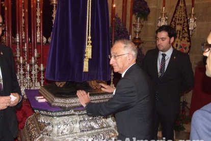 Tradicional besapiés al Señor Cautivo de Medinaceli en la Catedral de Almería. Fotos: JA Barrios.