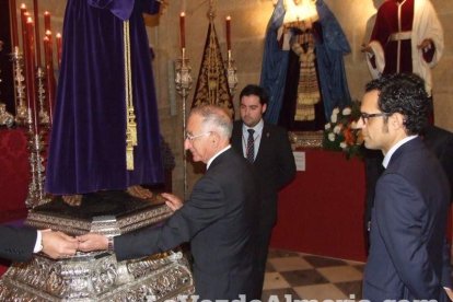 Tradicional besapiés al Señor Cautivo de Medinaceli en la Catedral de Almería. Fotos: JA Barrios.