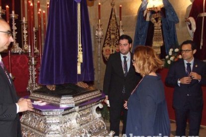 Tradicional besapiés al Señor Cautivo de Medinaceli en la Catedral de Almería. Fotos: JA Barrios.