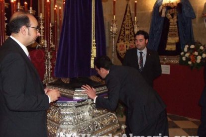 Tradicional besapiés al Señor Cautivo de Medinaceli en la Catedral de Almería. Fotos: JA Barrios.