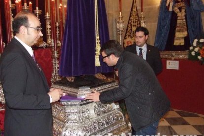 Tradicional besapiés al Señor Cautivo de Medinaceli en la Catedral de Almería. Fotos: JA Barrios.
