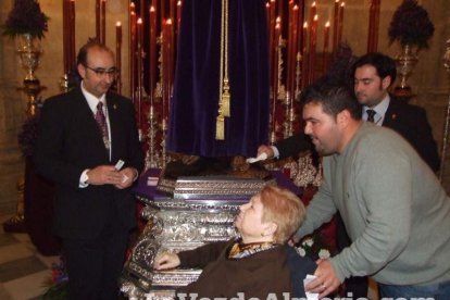 Tradicional besapiés al Señor Cautivo de Medinaceli en la Catedral de Almería. Fotos: JA Barrios.