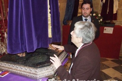 Tradicional besapiés al Señor Cautivo de Medinaceli en la Catedral de Almería. Fotos: JA Barrios.