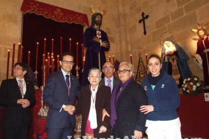 Tradicional besapiés al Señor Cautivo de Medinaceli en la Catedral de Almería. Fotos: JA Barrios.