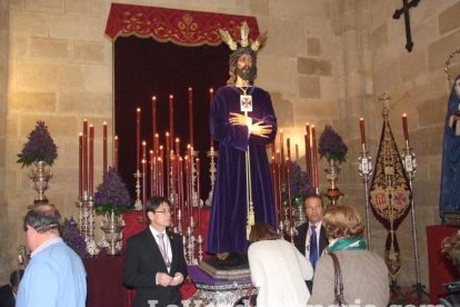 Tradicional besapiés al Señor Cautivo de Medinaceli en la Catedral de Almería. Fotos: JA Barrios.