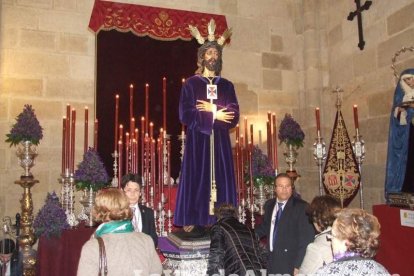 Tradicional besapiés al Señor Cautivo de Medinaceli en la Catedral de Almería. Fotos: JA Barrios.