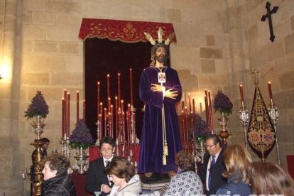 Tradicional besapiés al Señor Cautivo de Medinaceli en la Catedral de Almería. Fotos: JA Barrios.