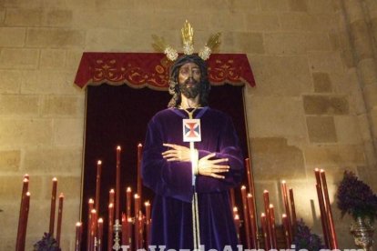 Tradicional besapiés al Señor Cautivo de Medinaceli en la Catedral de Almería. Fotos: JA Barrios.