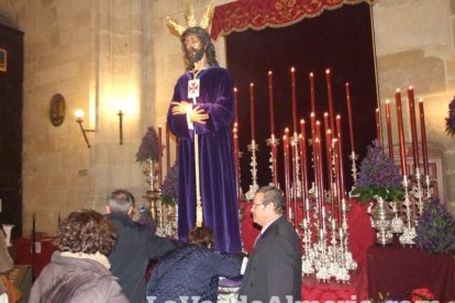 Tradicional besapiés al Señor Cautivo de Medinaceli en la Catedral de Almería. Fotos: JA Barrios.