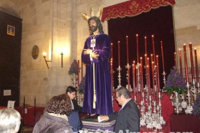 Tradicional besapiés al Señor Cautivo de Medinaceli en la Catedral de Almería. Fotos: JA Barrios.