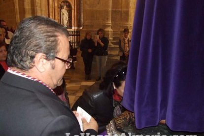 Tradicional besapiés al Señor Cautivo de Medinaceli en la Catedral de Almería. Fotos: JA Barrios.