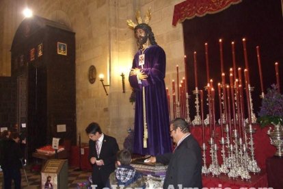 Tradicional besapiés al Señor Cautivo de Medinaceli en la Catedral de Almería. Fotos: JA Barrios.