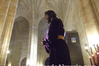 Tradicional besapiés al Señor Cautivo de Medinaceli en la Catedral de Almería. Fotos: JA Barrios.