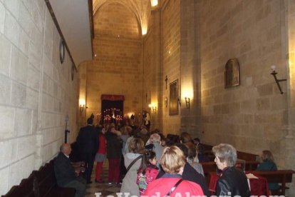 Tradicional besapiés al Señor Cautivo de Medinaceli en la Catedral de Almería. Fotos: JA Barrios.