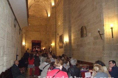 Tradicional besapiés al Señor Cautivo de Medinaceli en la Catedral de Almería. Fotos: JA Barrios.
