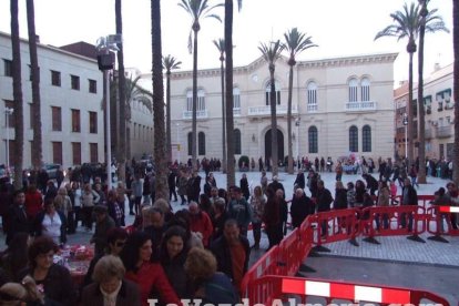 Tradicional besapiés al Señor Cautivo de Medinaceli en la Catedral de Almería. Fotos: JA Barrios.