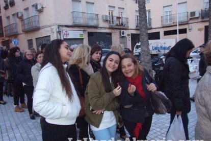 Tradicional besapiés al Señor Cautivo de Medinaceli en la Catedral de Almería. Fotos: JA Barrios.