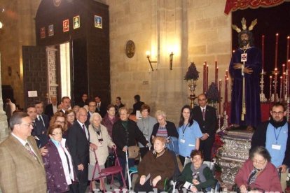 Tradicional besapiés al Señor Cautivo de Medinaceli en la Catedral de Almería. Fotos: JA Barrios.