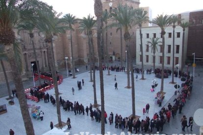 Tradicional besapiés al Señor Cautivo de Medinaceli en la Catedral de Almería. Fotos: JA Barrios.