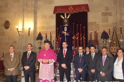 Tradicional besapiés al Señor Cautivo de Medinaceli en la Catedral de Almería. Fotos: JA Barrios.