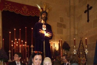 Tradicional besapiés al Señor Cautivo de Medinaceli en la Catedral de Almería. Fotos: JA Barrios.