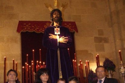 Tradicional besapiés al Señor Cautivo de Medinaceli en la Catedral de Almería. Fotos: JA Barrios.