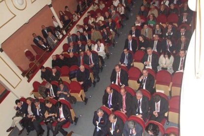 Tomás Cano, canónigo lectoral de la Catedral, presentó a Juan José Martín Campos, canónigo y pregonero oficial de la Semana Santa. Fot