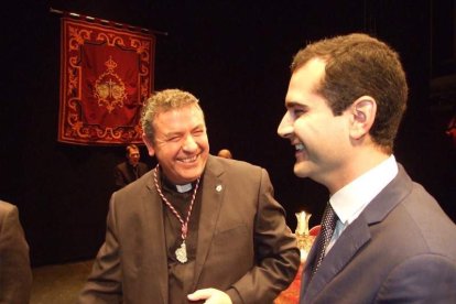 Tomás Cano, canónigo lectoral de la Catedral, presentó a Juan José Martín Campos, canónigo y pregonero oficial de la Semana Santa. Fot