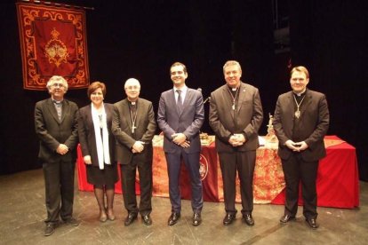 Tomás Cano, canónigo lectoral de la Catedral, presentó a Juan José Martín Campos, canónigo y pregonero oficial de la Semana Santa. Fot