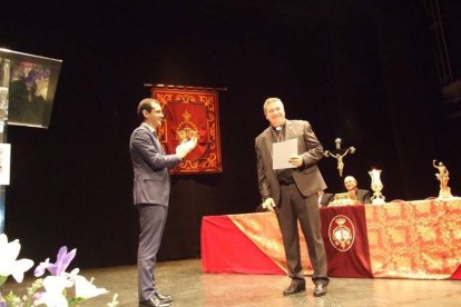 Tomás Cano, canónigo lectoral de la Catedral, presentó a Juan José Martín Campos, canónigo y pregonero oficial de la Semana Santa. Fot