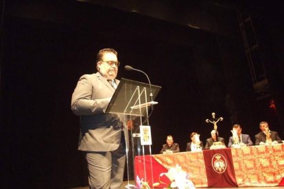 Tomás Cano, canónigo lectoral de la Catedral, presentó a Juan José Martín Campos, canónigo y pregonero oficial de la Semana Santa. Fot