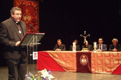 Tomás Cano, canónigo lectoral de la Catedral, presentó a Juan José Martín Campos, canónigo y pregonero oficial de la Semana Santa. Fot