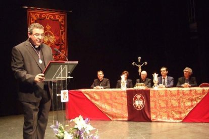 Tomás Cano, canónigo lectoral de la Catedral, presentó a Juan José Martín Campos, canónigo y pregonero oficial de la Semana Santa. Fot