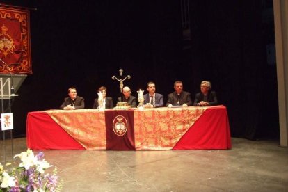 Tomás Cano, canónigo lectoral de la Catedral, presentó a Juan José Martín Campos, canónigo y pregonero oficial de la Semana Santa. Fot