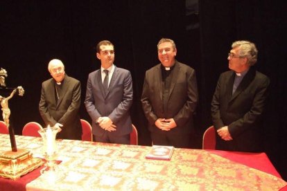 Tomás Cano, canónigo lectoral de la Catedral, presentó a Juan José Martín Campos, canónigo y pregonero oficial de la Semana Santa. Fot
