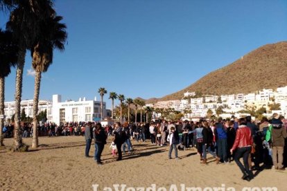 El Desembarco Pirata devuelve el brillo del eterno verano. Cientos de personas abarrotan San José durante la recreación teatral.