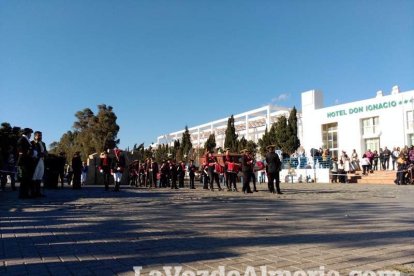 El Desembarco Pirata devuelve el brillo del eterno verano. Cientos de personas abarrotan San José durante la recreación teatral.